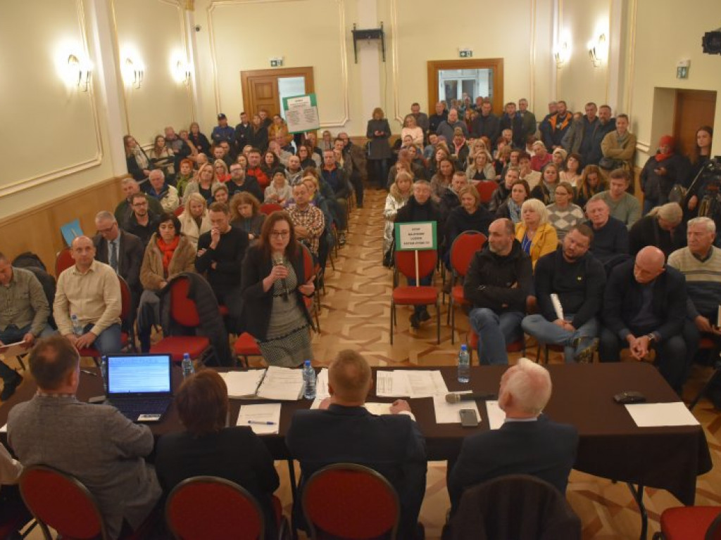Podwyżki czynszów w Tarnobrzeskim Towarzystwie Budownictwa Społecznego. Emocje na spotkaniu mieszkańców z władzami miasta i spółki [zdjęcia]