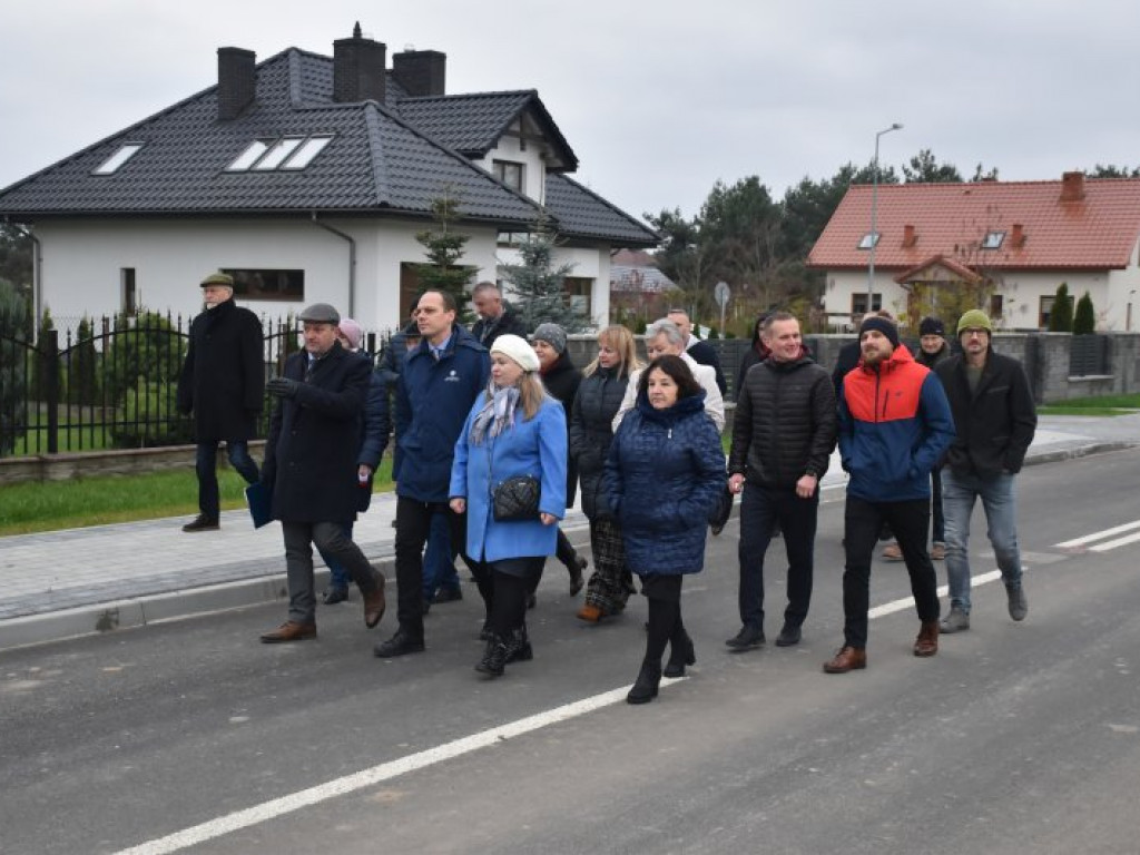 W Gorzycach oddali do użytku bardzo potrzebną drogę [zdjęcia]