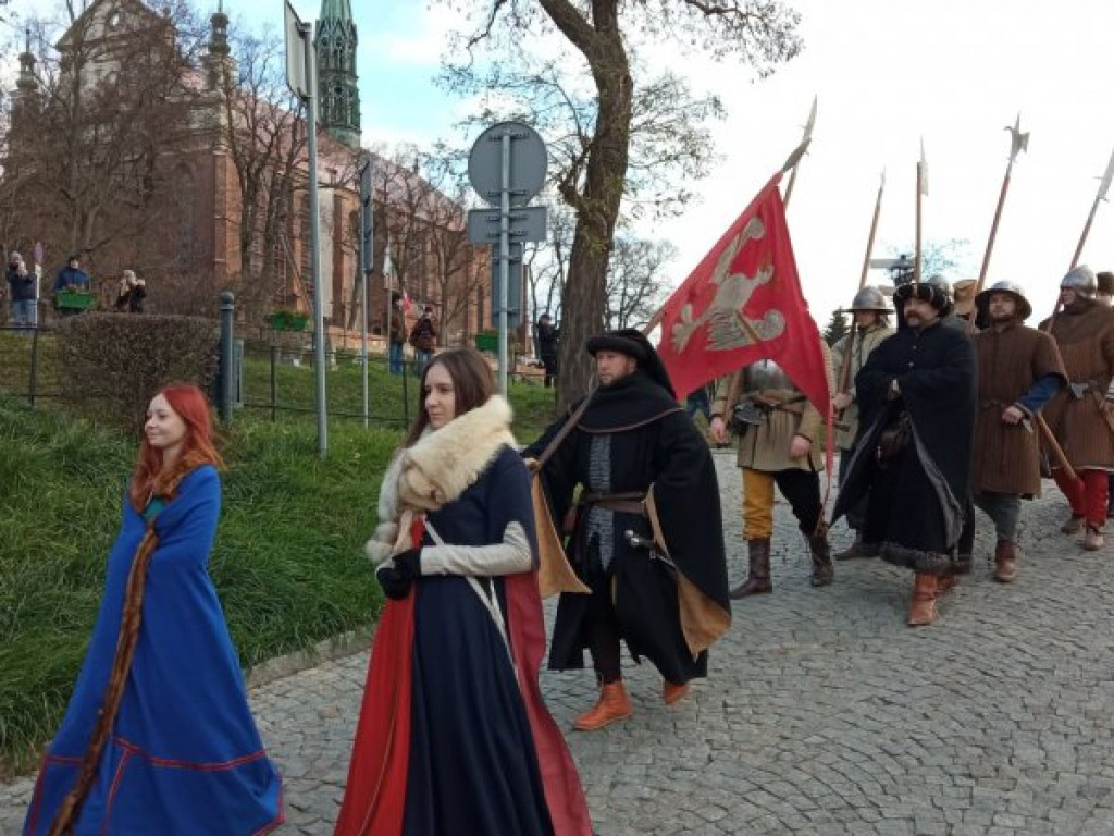 W Sandomierzu trwa Święto Młodego Wina. Zobacz zdjęcia z korowodu