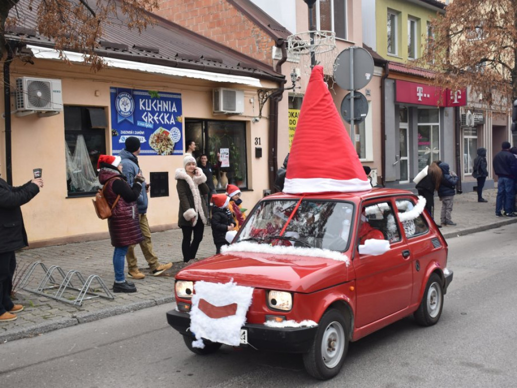 Parada Mikołajów opanowała Tarnobrzeg. Zobacz zdjęcia z placu Bartosza Głowackiego