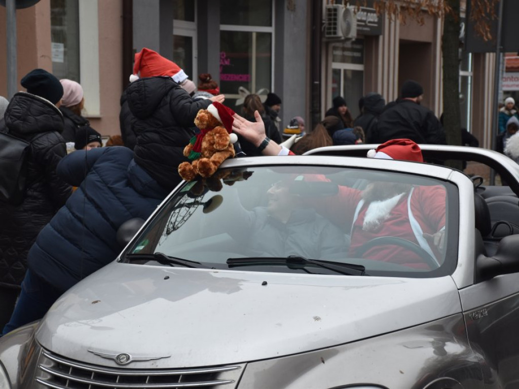 Parada Mikołajów opanowała Tarnobrzeg. Zobacz zdjęcia z placu Bartosza Głowackiego