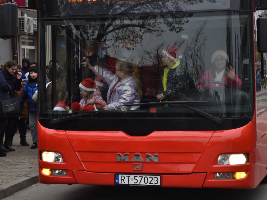 Parada Mikołajów opanowała Tarnobrzeg. Zobacz zdjęcia z placu Bartosza Głowackiego