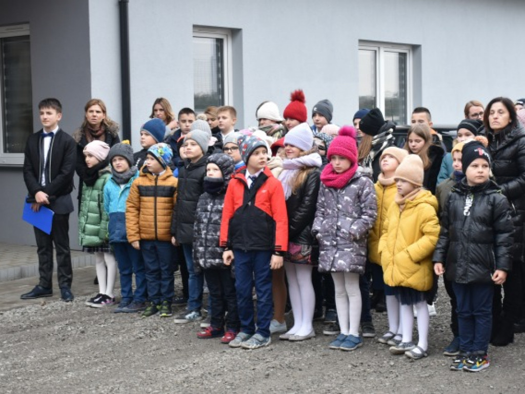 Wyjątkowy prezent mikołajkowy dla uczniów z podsandomierskiej miejscowości. Dostali ... nową szkołę [zdjęcia]