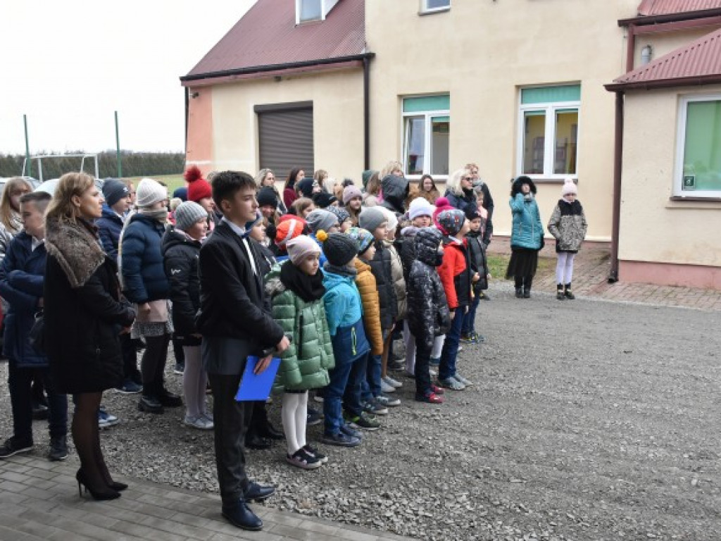 Wyjątkowy prezent mikołajkowy dla uczniów z podsandomierskiej miejscowości. Dostali ... nową szkołę [zdjęcia]