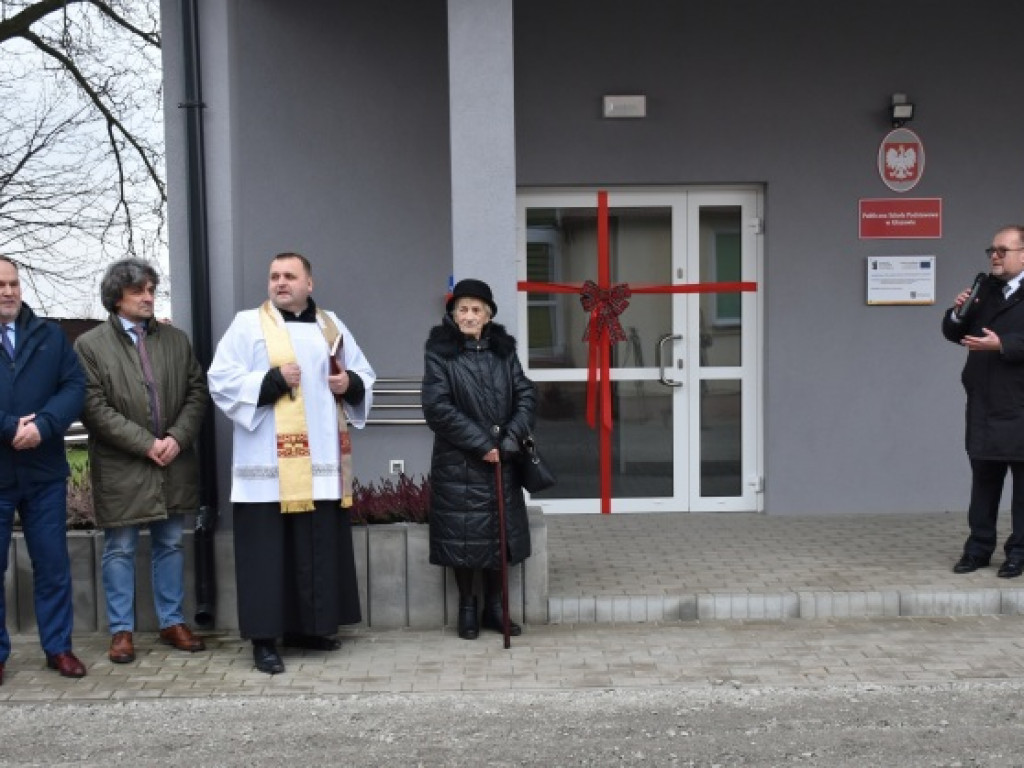 Wyjątkowy prezent mikołajkowy dla uczniów z podsandomierskiej miejscowości. Dostali ... nową szkołę [zdjęcia]