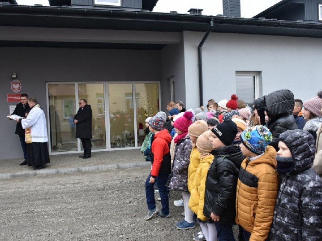 Wyjątkowy prezent mikołajkowy dla uczniów z podsandomierskiej miejscowości. Dostali ... nową szkołę [zdjęcia]