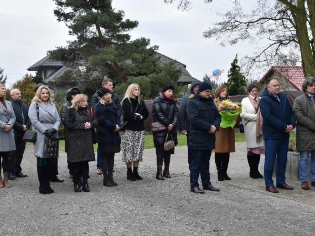 Wyjątkowy prezent mikołajkowy dla uczniów z podsandomierskiej miejscowości. Dostali ... nową szkołę [zdjęcia]