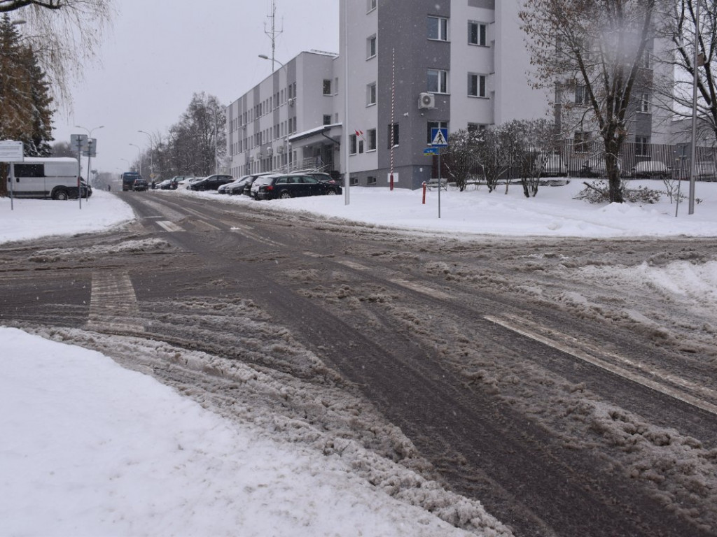 Odśnieżanie w Tarnobrzegu. Lawina skarg kierowców [zdjęcia]