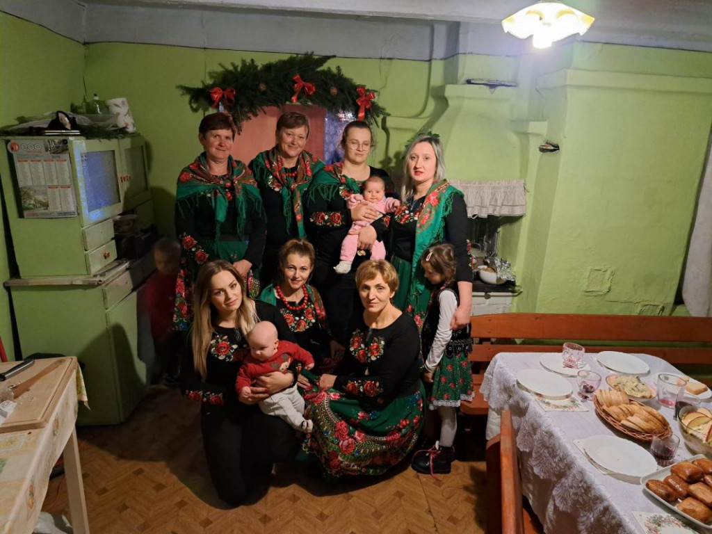 Zorganizowali wigilię w starej, wiejskiej chacie