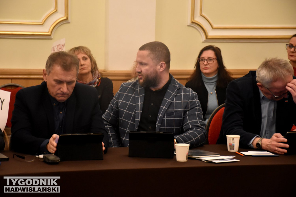 Protest i ostra dyskusja na sesji w Tarnobrzegu