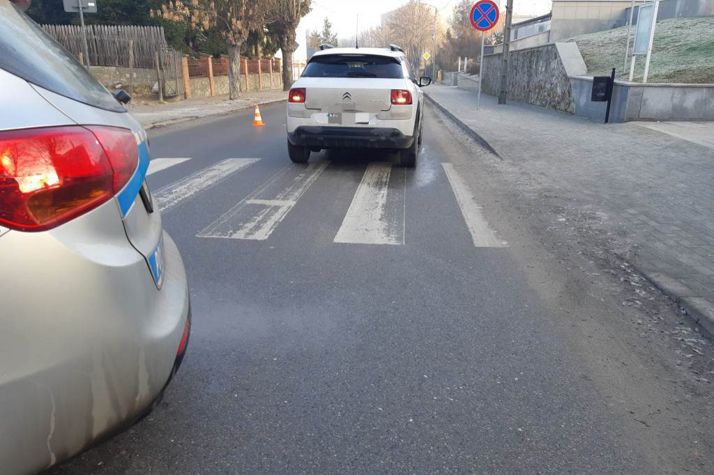 Potrącenie nastolatki na pasach