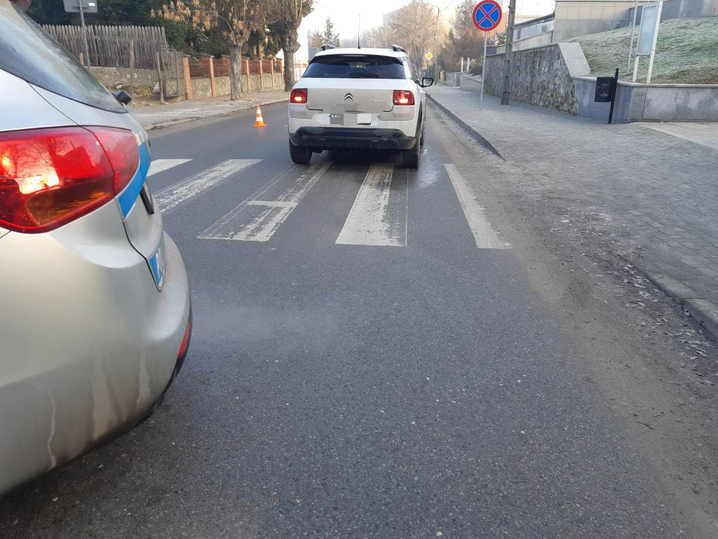 Potrącenie nastolatki na pasach