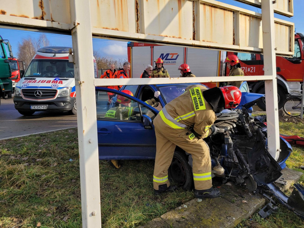Auto wjechało w baner w Sandomierzu