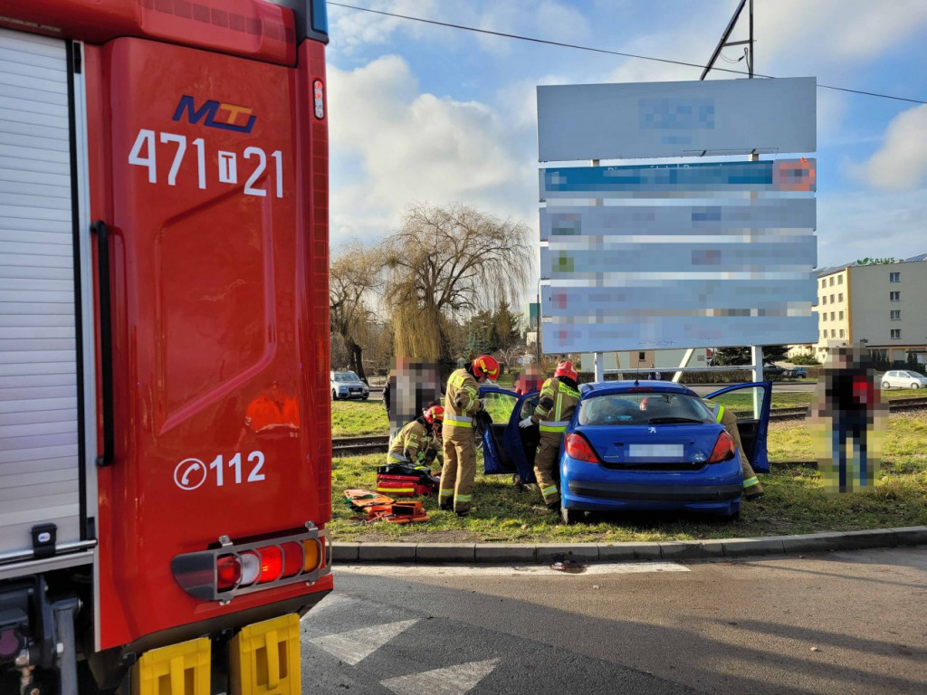Auto wjechało w baner w Sandomierzu