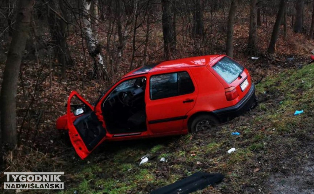 53-latek wjechał autem do rowu i uderzył w drzewo
