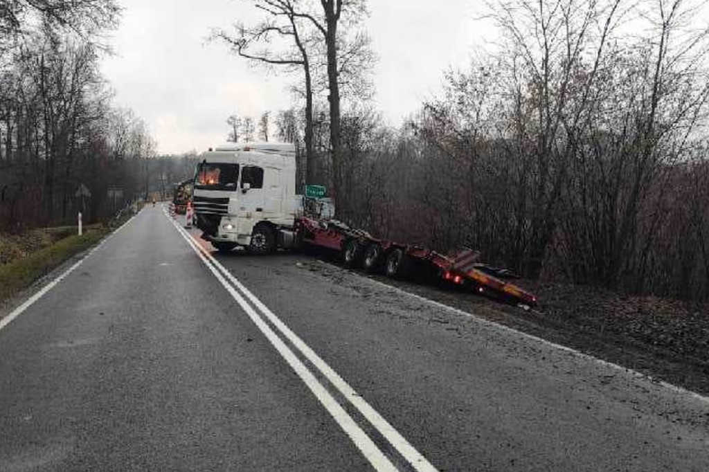 Zderzenie tira ze służbą drogową na krajowej 