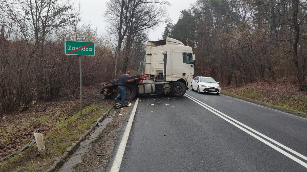 Zderzenie tira ze służbą drogową na krajowej 