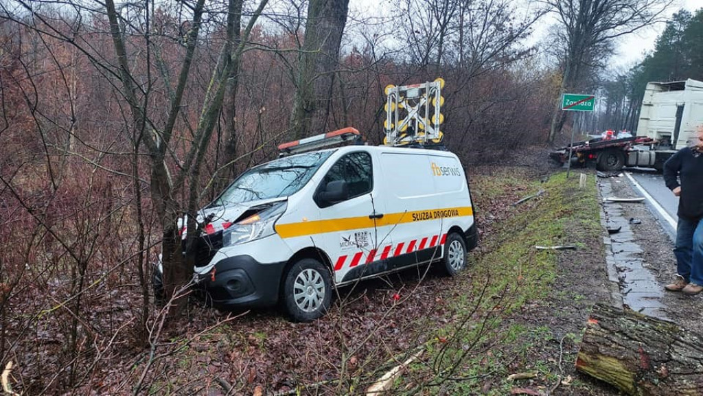 Zderzenie tira ze służbą drogową na krajowej 
