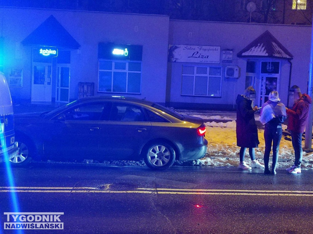 W Tarnobrzegu rowerzysta staranował samochód