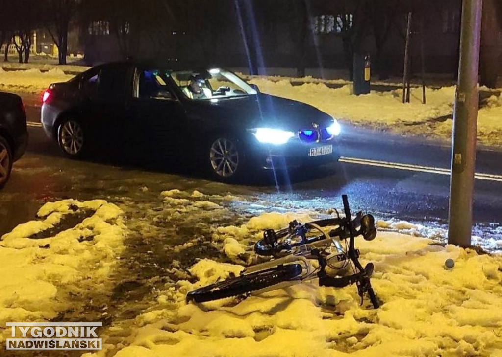 W Tarnobrzegu rowerzysta staranował samochód