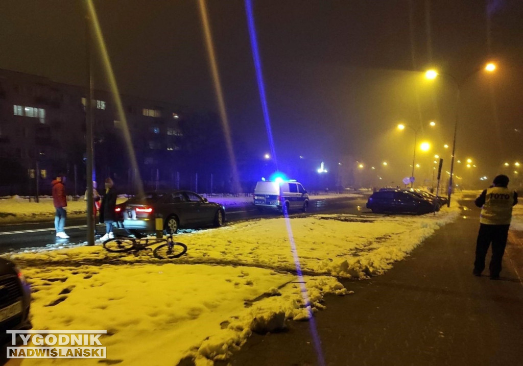 W Tarnobrzegu rowerzysta staranował samochód