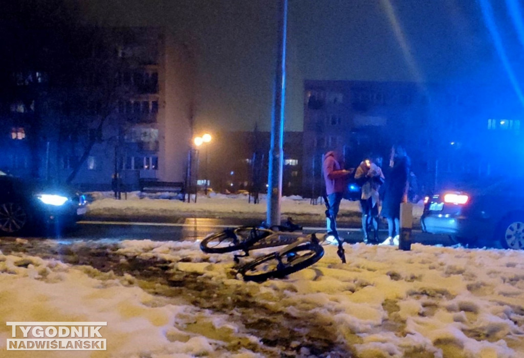 W Tarnobrzegu rowerzysta staranował samochód