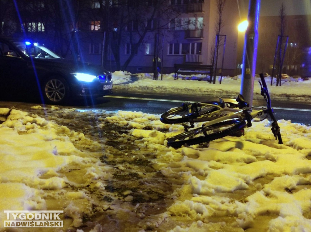 W Tarnobrzegu rowerzysta staranował samochód