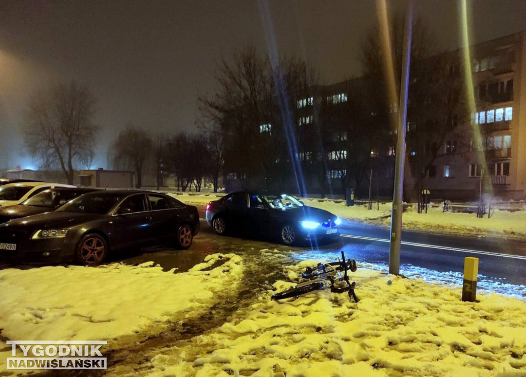 W Tarnobrzegu rowerzysta staranował samochód