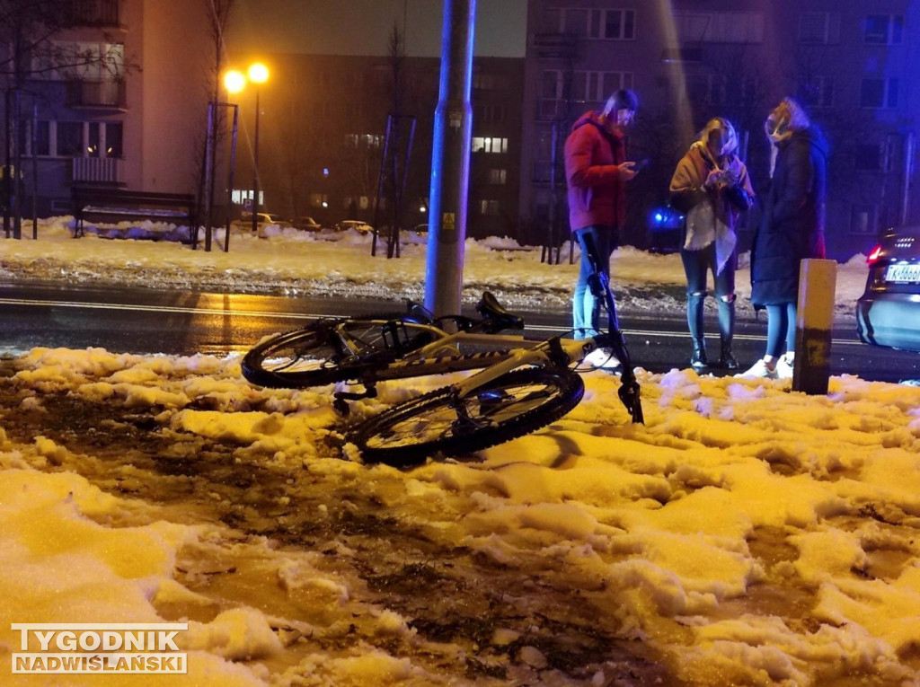 W Tarnobrzegu rowerzysta staranował samochód