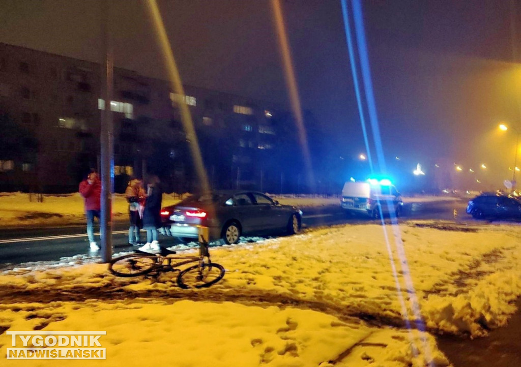 W Tarnobrzegu rowerzysta staranował samochód