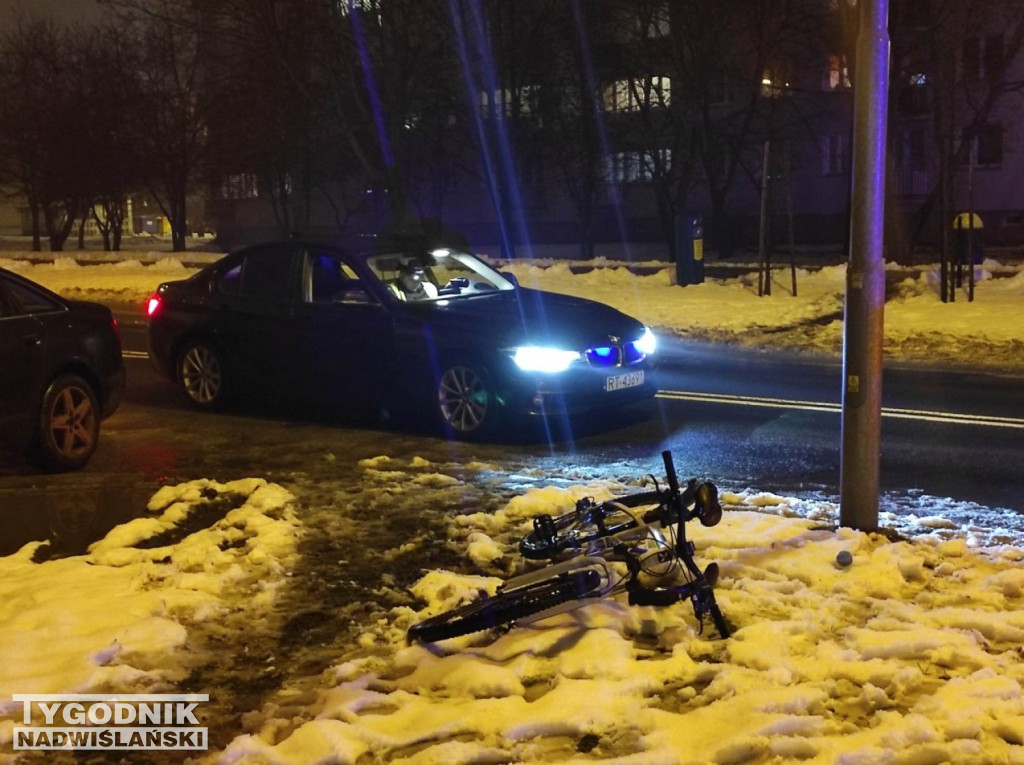 W Tarnobrzegu rowerzysta staranował samochód