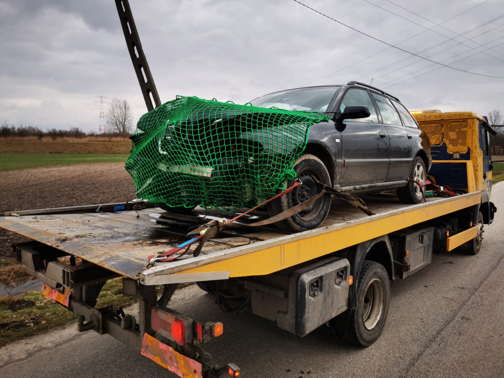  Kierowca wjechał w słup i uciekł