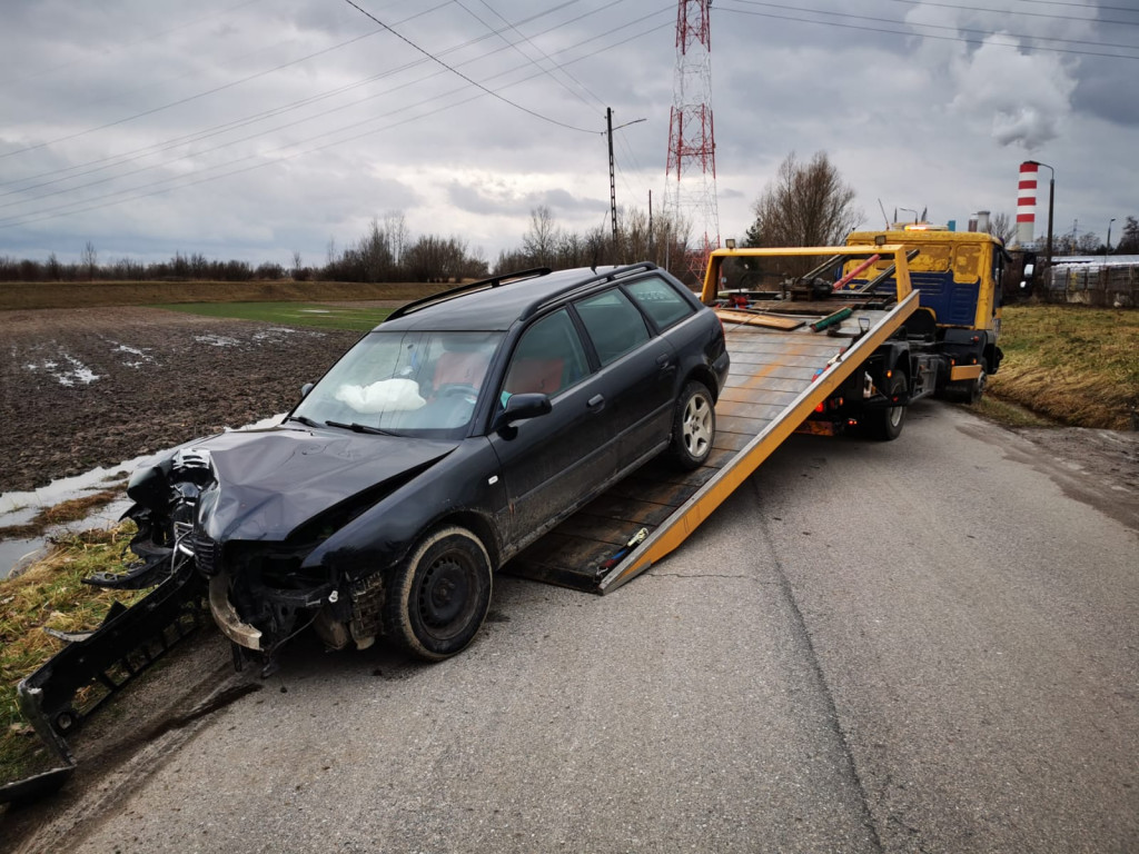  Kierowca wjechał w słup i uciekł