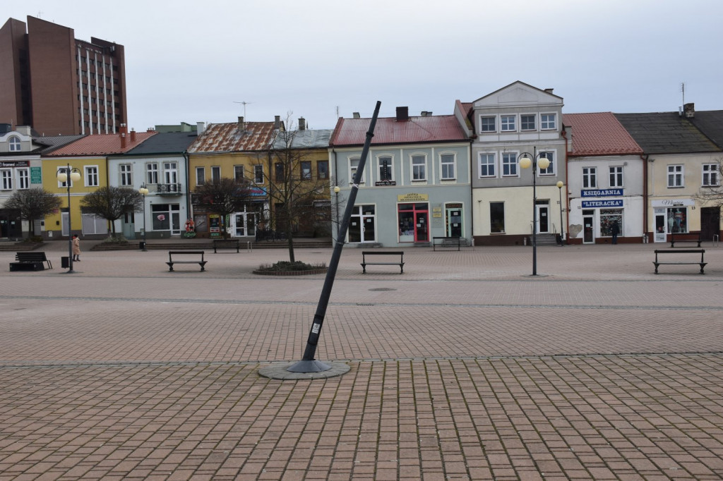 Krzywe lampy na placu Bartosza Głowackiego