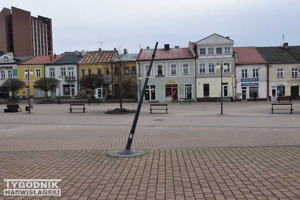 Krzywe lampy na placu Bartosza Głowackiego