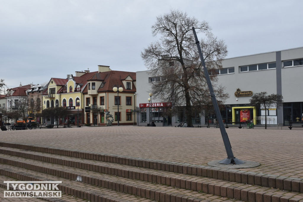 Krzywe lampy na placu Bartosza Głowackiego