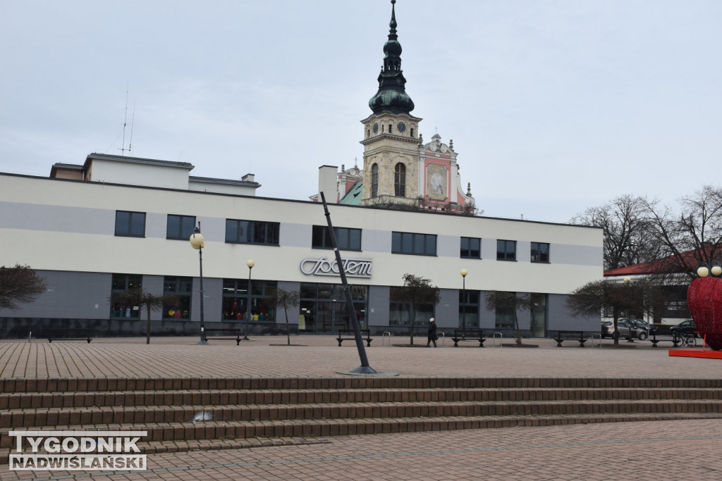 Krzywe lampy na placu Bartosza Głowackiego