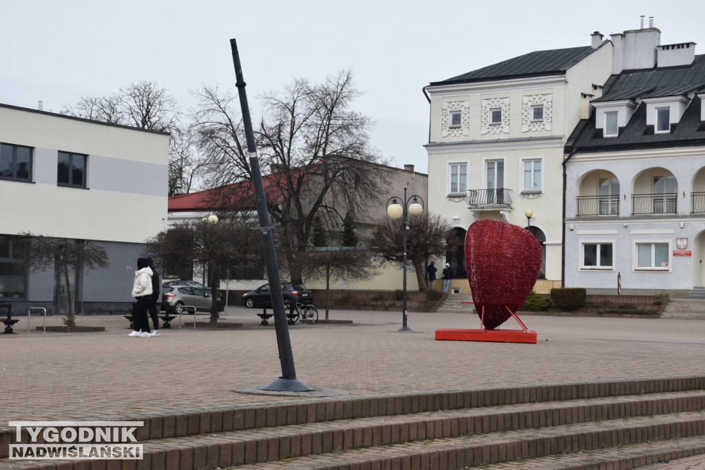 Krzywe lampy na placu Bartosza Głowackiego