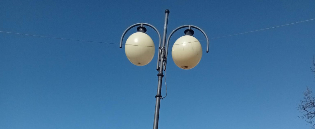 Kolejne krzywe lampy w Tarnobrzegu