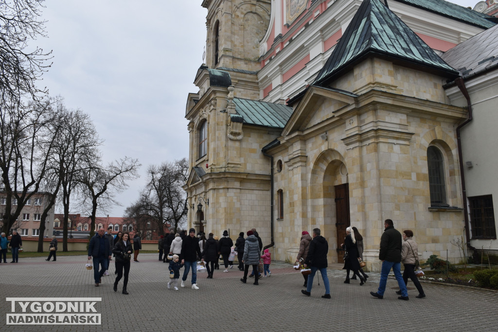 Święcenie pokarmów u Dominikanów. Tarnobrzeg 2023