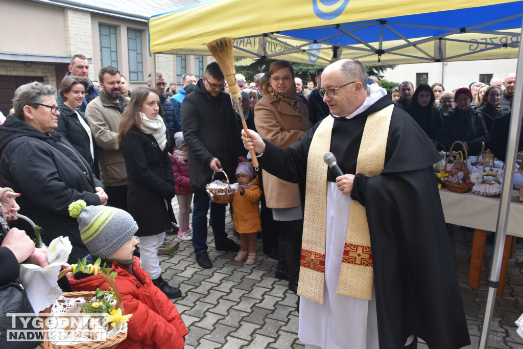 Święcenie pokarmów u Dominikanów. Tarnobrzeg 2023