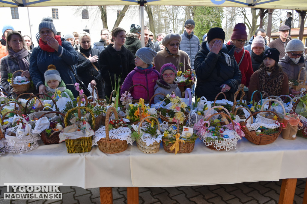 Święcenie pokarmów u Dominikanów. Tarnobrzeg 2023