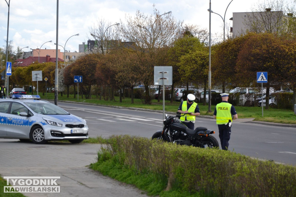 Zderzenie osobówki z harleyem na osiedlu Serbinów