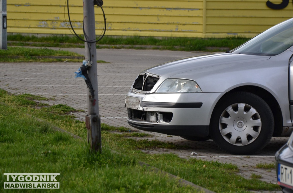 Zderzenie osobówki z harleyem na osiedlu Serbinów