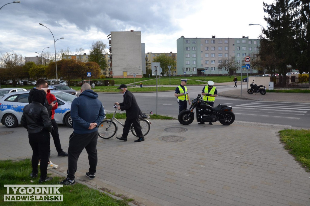 Zderzenie osobówki z harleyem na osiedlu Serbinów