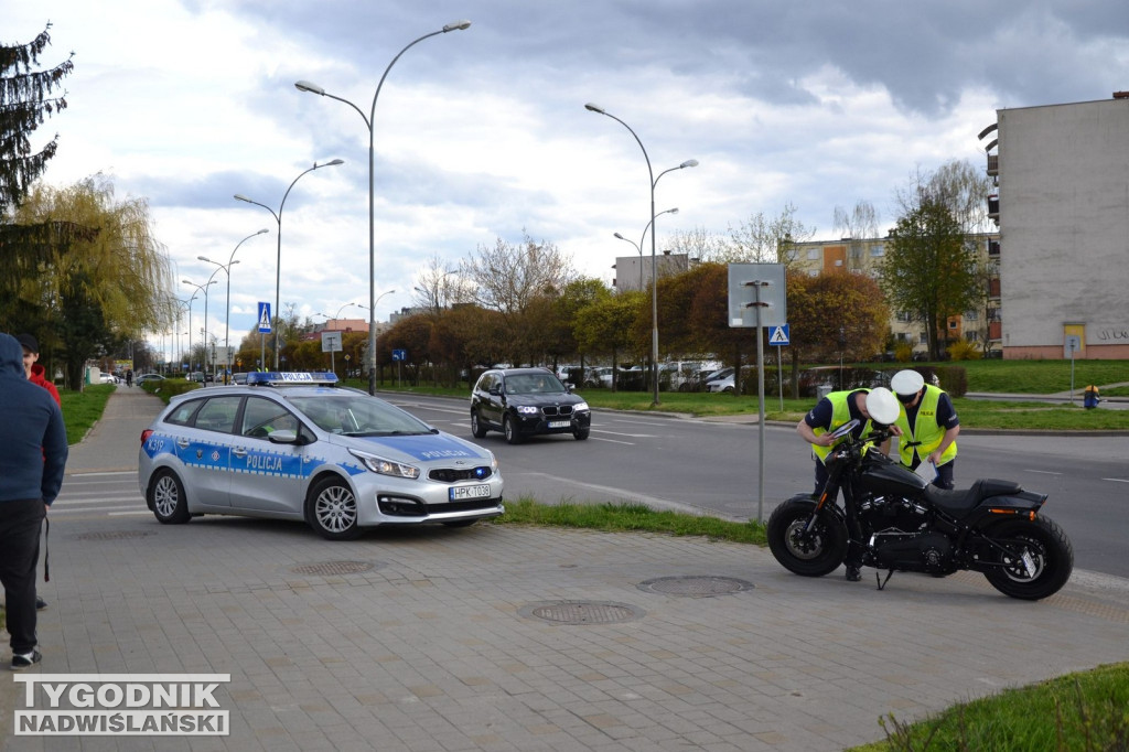 Zderzenie osobówki z harleyem na osiedlu Serbinów