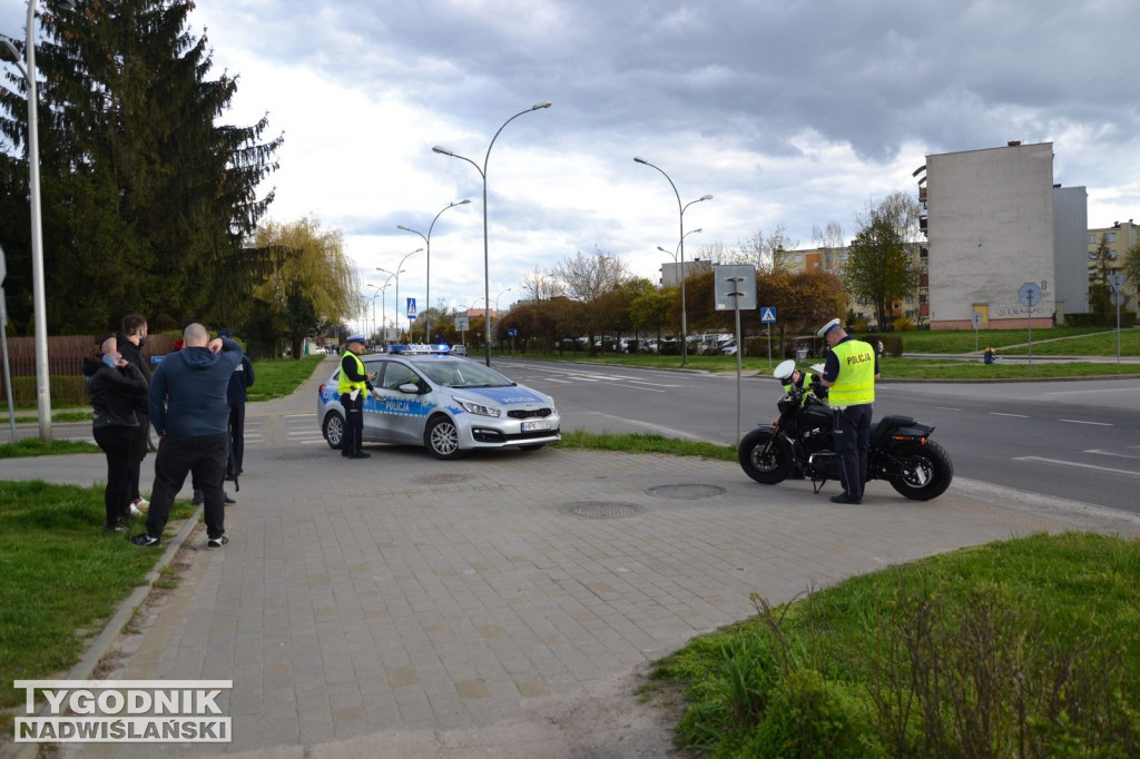 Zderzenie osobówki z harleyem na osiedlu Serbinów