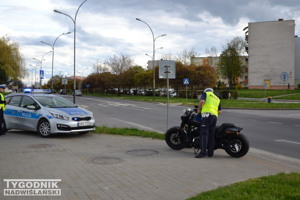 Zderzenie osobówki z harleyem na osiedlu Serbinów