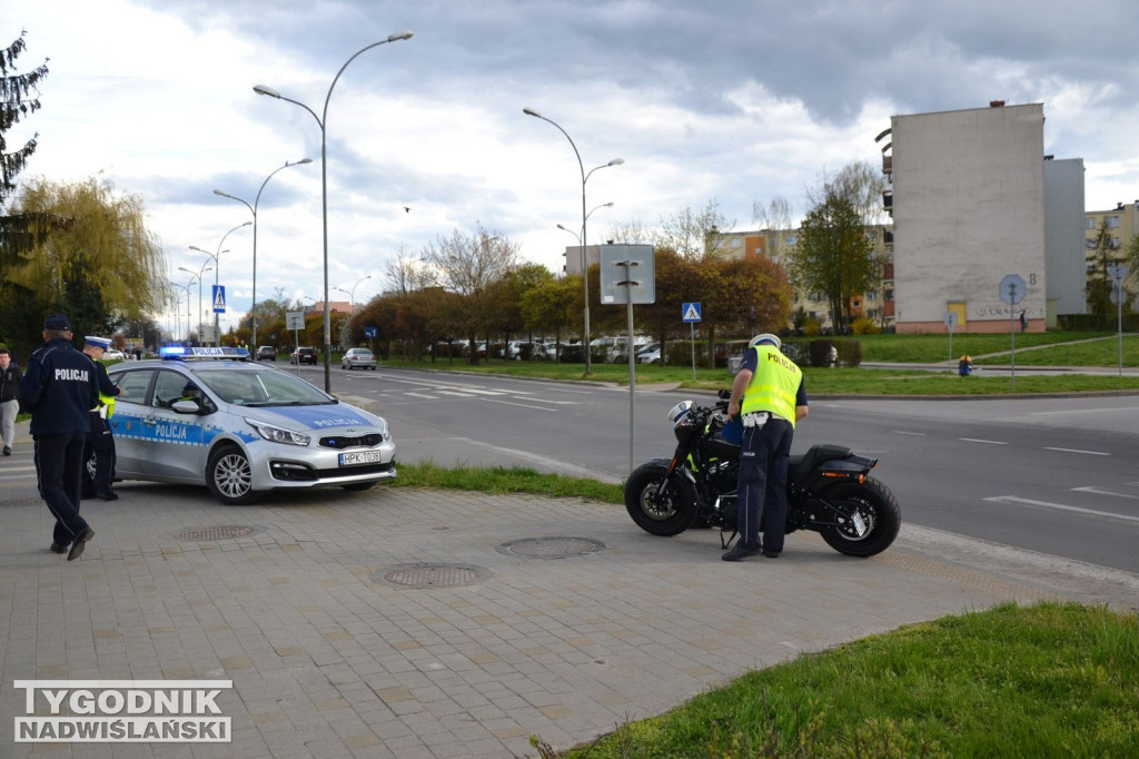 Zderzenie osobówki z harleyem na osiedlu Serbinów