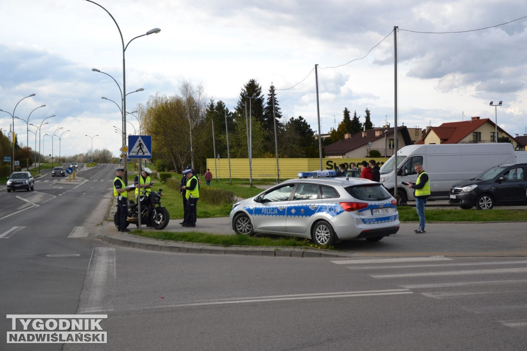Zderzenie osobówki z harleyem na osiedlu Serbinów